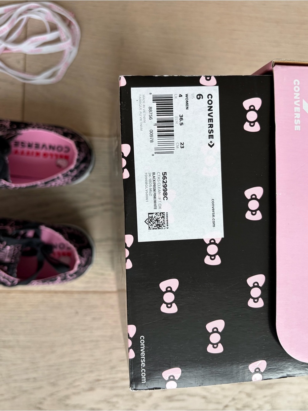 Hello Kitty Converse shoes - Picture 2 of 5